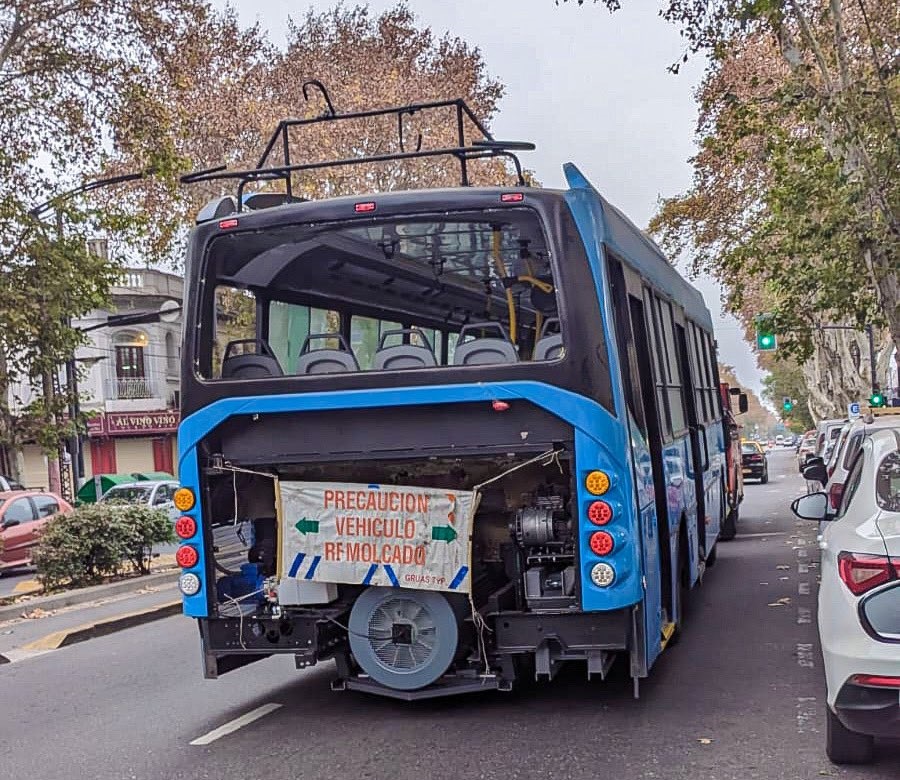 Ya circula por la calle el tercer trolebús 100% hecho en Rosario
